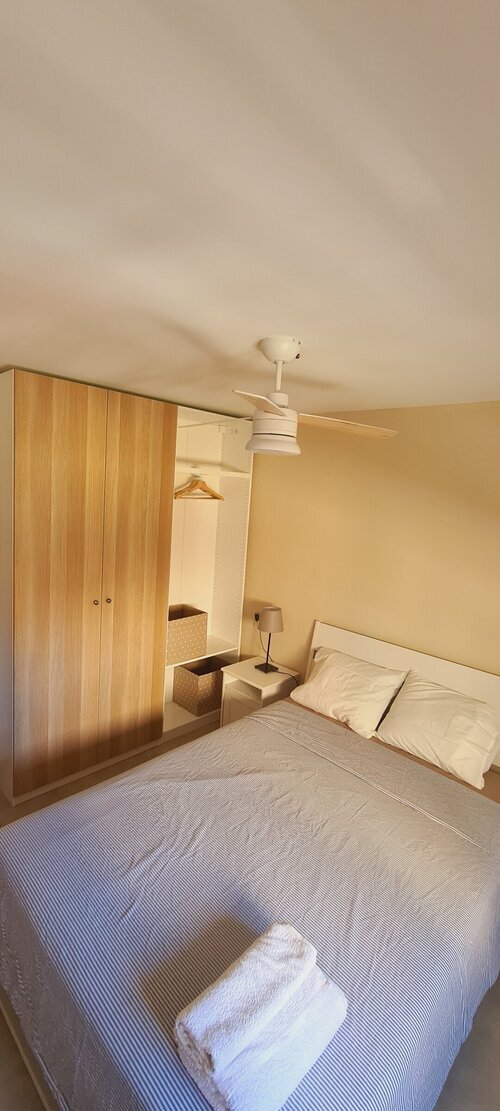Habitación con mucha luz, con aire acondicionado
