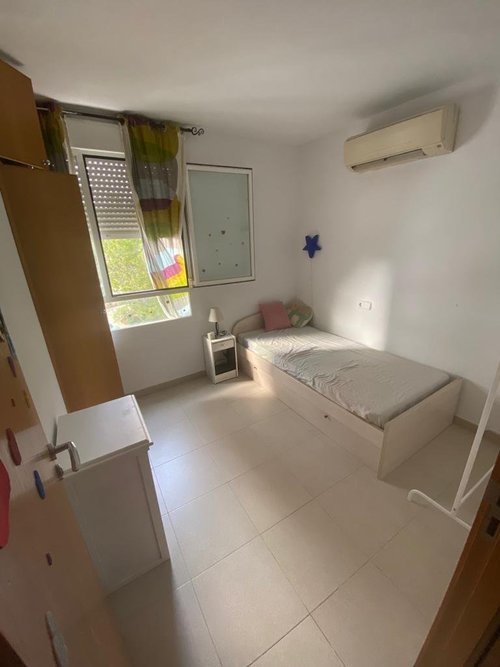 se alquila habitación y baño privado