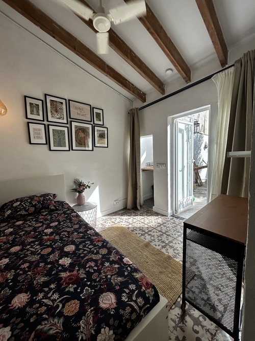 Estudio con jardin y baño en piso compartido