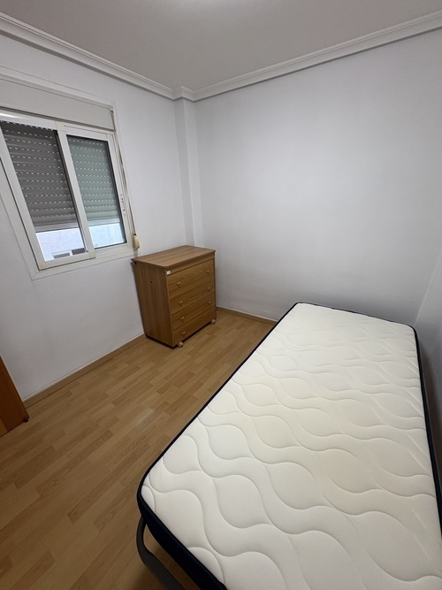Habitacion INDIVIDUAL con cama, colchon y armario. 