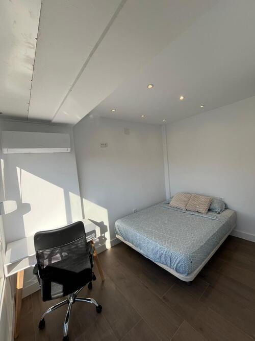 Luminosa habitación doble con aire acondicionado