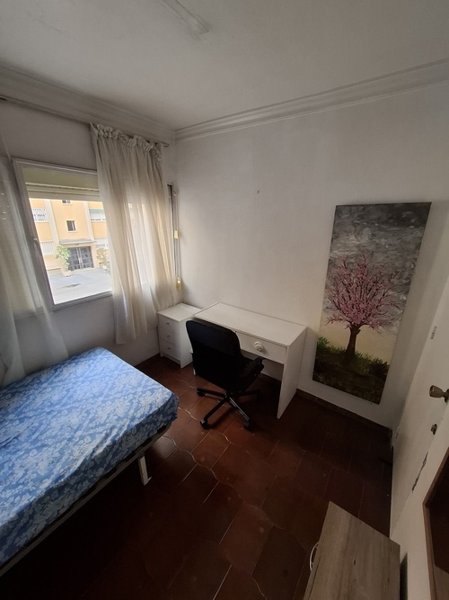 Habitación con mucha luz para chica 