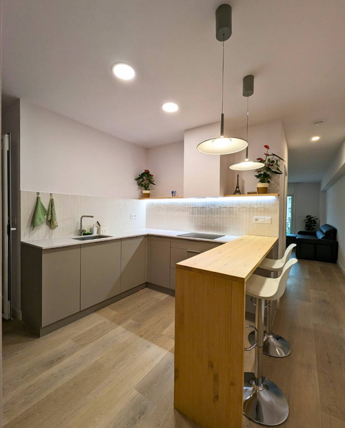 Habitación con baño privado en les corts.