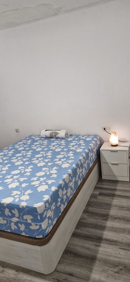 Habitación con mucha luz, con balcón en Altozano 