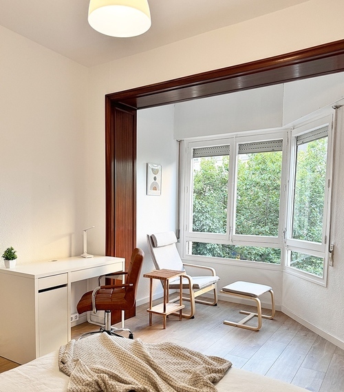 Hermosa room 🙌 con gran ventanal en Les Corts