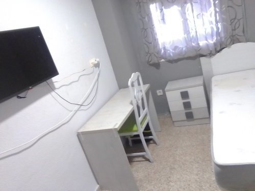 Habitación confortable, para una persona, con armario ,