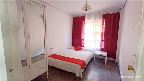 Habitación con cama doble disponible para chica 