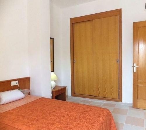Habitación doble exterior y amueblada
