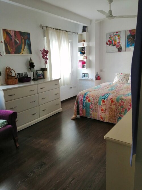 Habitación con mucha luz, con baño privado