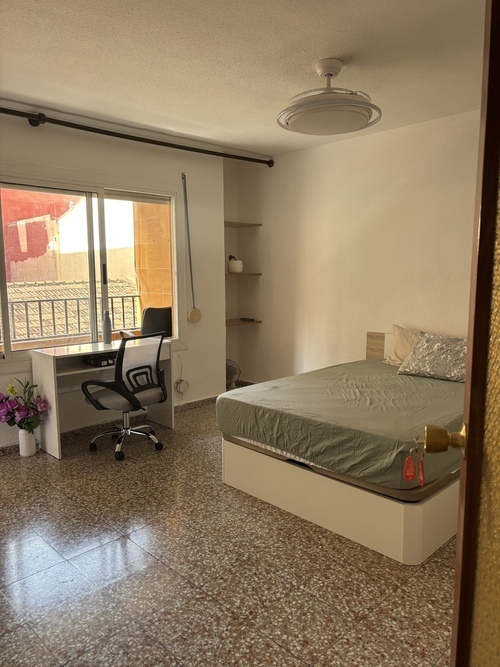 Habitación CHICAS, con balcón privado