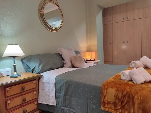 Habitación parejas con balcón mini cocina TV nevera 