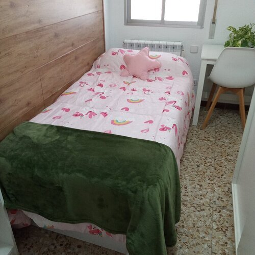 Habitación SOLO CHICAS. Soleada ambiente muy tranquilo.