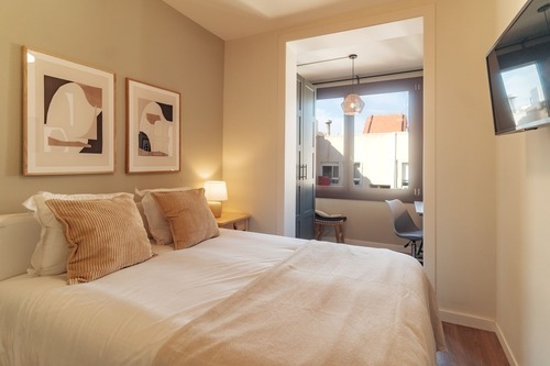 Spacious Double Room with Natural Light in Madrid