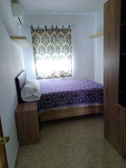 Habitación con mucha luz, con calefacción