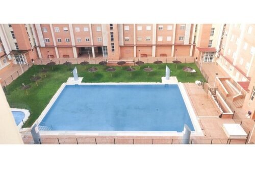 Habitación grande, gran armario, baño privado y piscina