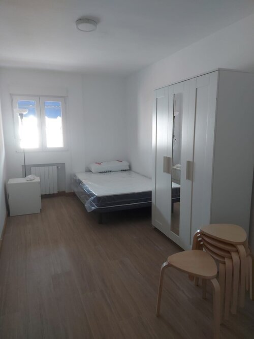 Habitación con mucha luz, con calefacción .