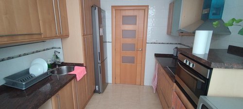 Habitación con mucha luz, armario y escritorio