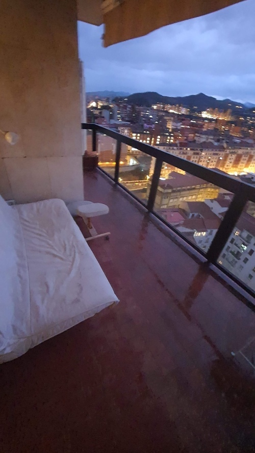 habitacion luminosa para una persona con cama doble 