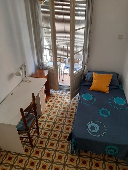 Habitación doble con luz natural, 2 balcones.