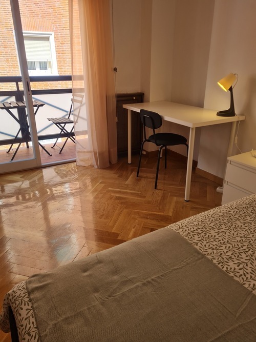 Amplia habitación individual con terraza en Chamberí