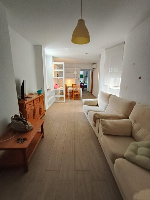 Habitación con mucha luz, con balcón, grande y amueblad
