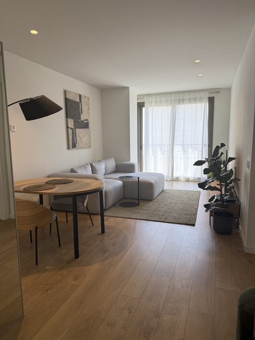 Modern 2-Bedroom Apartment with balcony - 