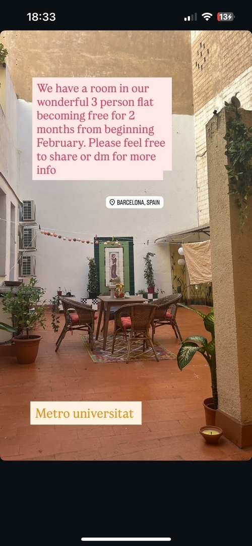 Room with big patio close to Universitat