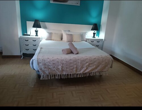 Habitación con mucha luz.