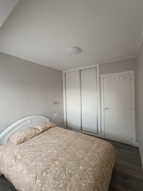 Habitación con mucha luz en Uribarri