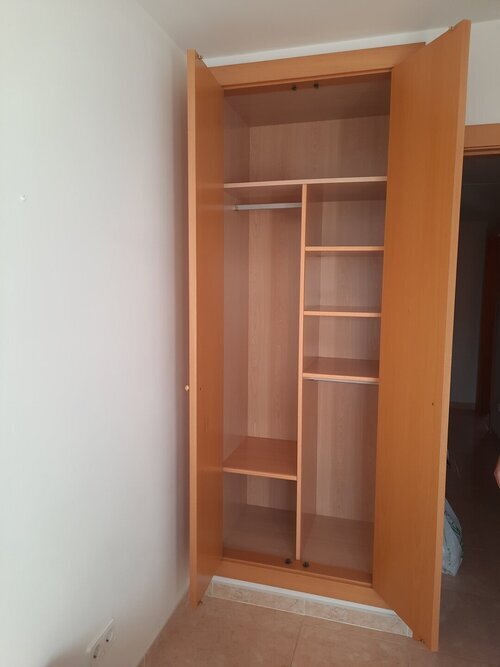 Habitación con mucha luz, con aire acondicionado