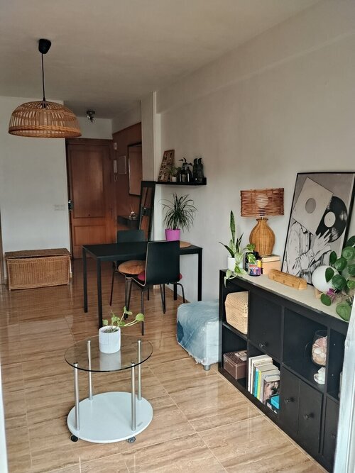 Habitación confortable en piso muy espacioso con balcón