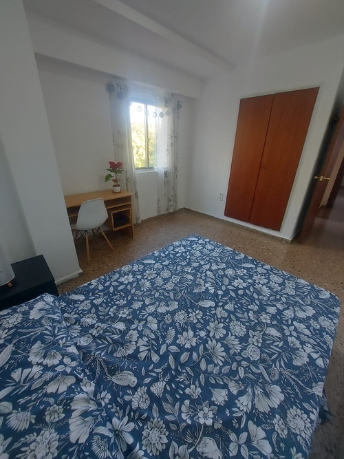 Habitación amueblada con baño  privado.