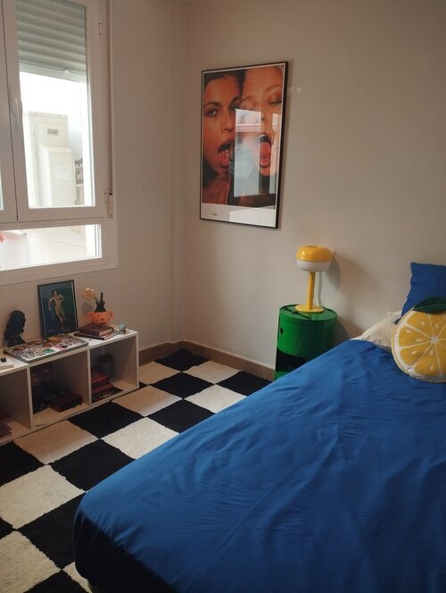 Habitación amueblada con aire acondicionado