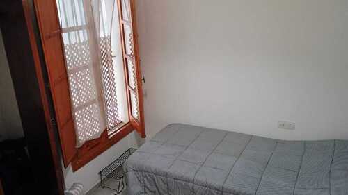 Habitación con ventana a  patio muy grande y tranquilo.