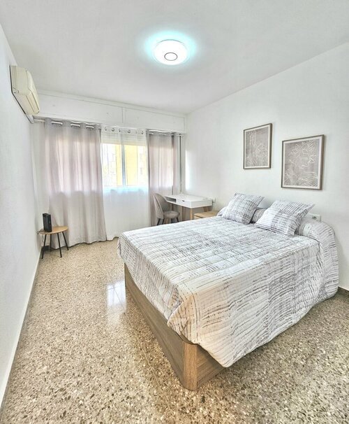 Habitación con mucha luz, con aire acondicionado