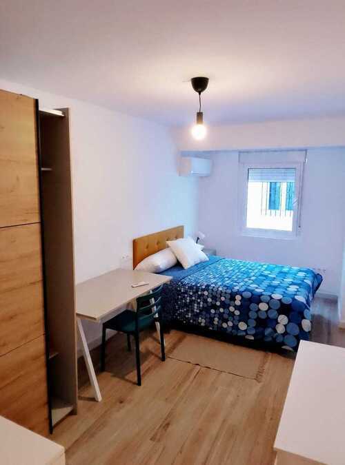 Habitación disponible para alquilar con balcón