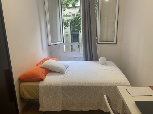 an extrerior double room next to passeig de gracia