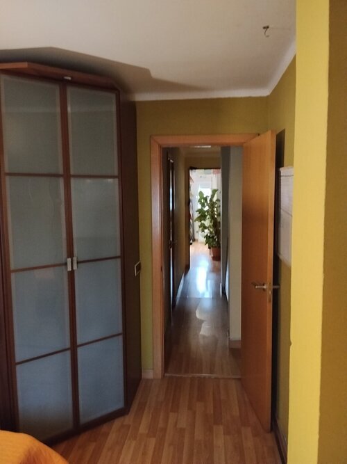 Habitación con mucha luz, buen armario, cama individual