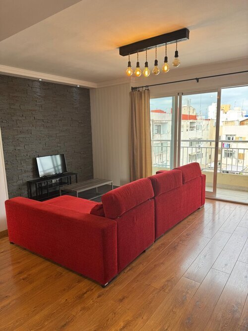 Habitación con mucha luz, con aire acondicionado
