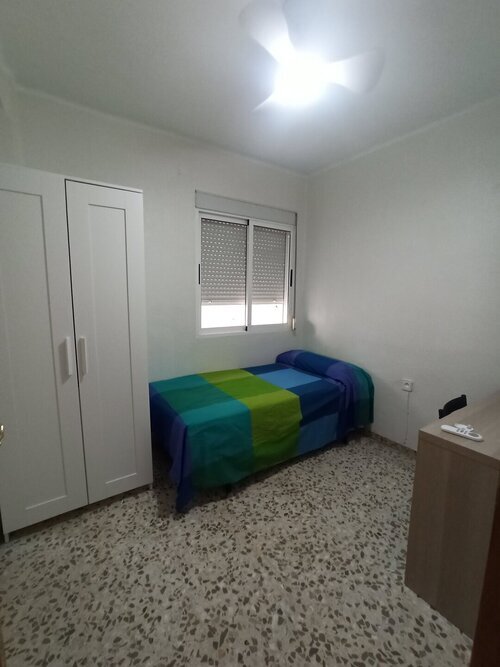 Habitación cómoda en piso con patio.