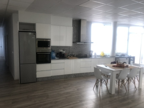 Habitación amplia y luminosa con baño privado