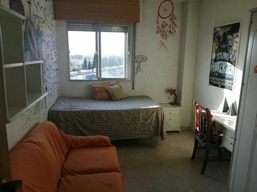 HABITACIÓN tranquila y luminosa para CHICA