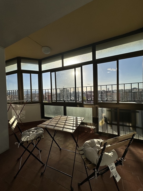 Habitación en piso compartido, con ventana a un patio 