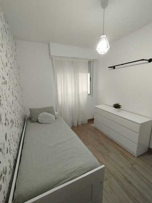 Habitacion luminosa con cama individual