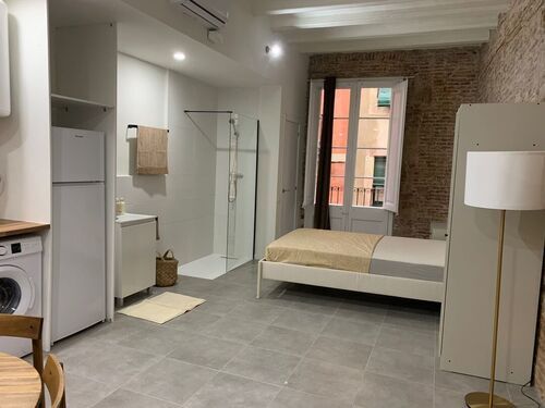 Beautiful fully furnished studio available to rent now!