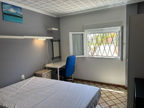 Habitación CHICA en Monte Dorado. 
NO MASCOTAS.