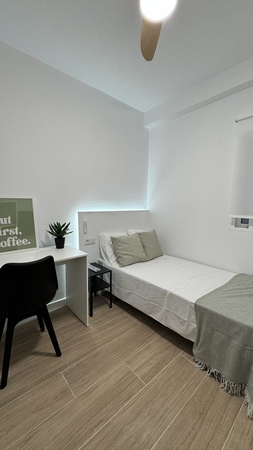 Habitación moderna con TV y smart lock. Metro a 3 min