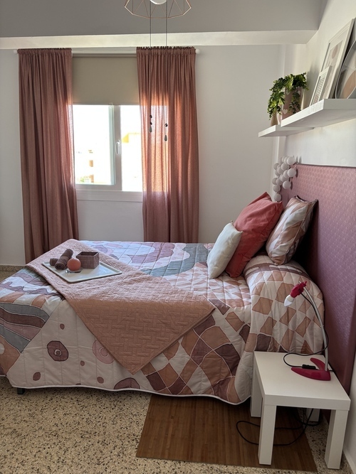 Habitación en ático con mucha iluminación y terraza 