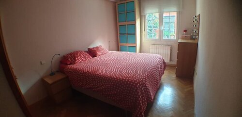 Habitación amplia y luminosa, con baño
