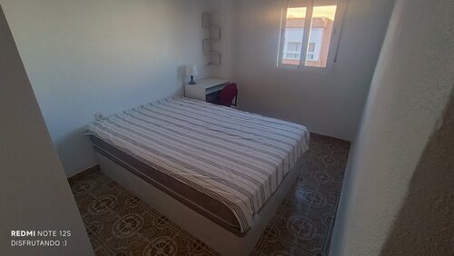 Habitación con mucha luz en El Cabanyal, cerca a la UPV